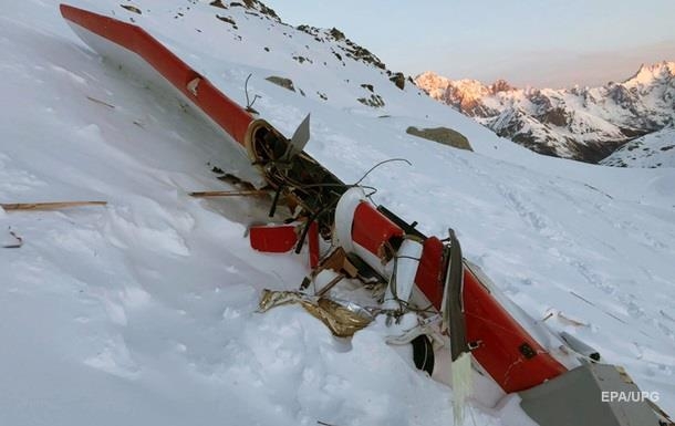 В Альпах столкнулись вертолет и самолет: семеро погибших