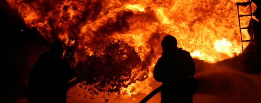 Масштабный пожар на радиозаводе в Киеве с высоты птичьего полета. ВИДЕО