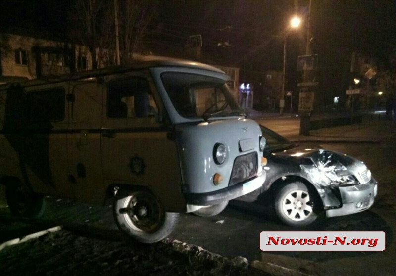 Ночью в Николаеве «Ауди» врезался в автомобиль полиции