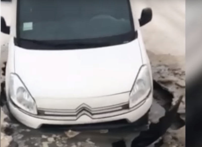 В Львовской области из-за прорыва водопровода машина провалилась под асфальт. Видео