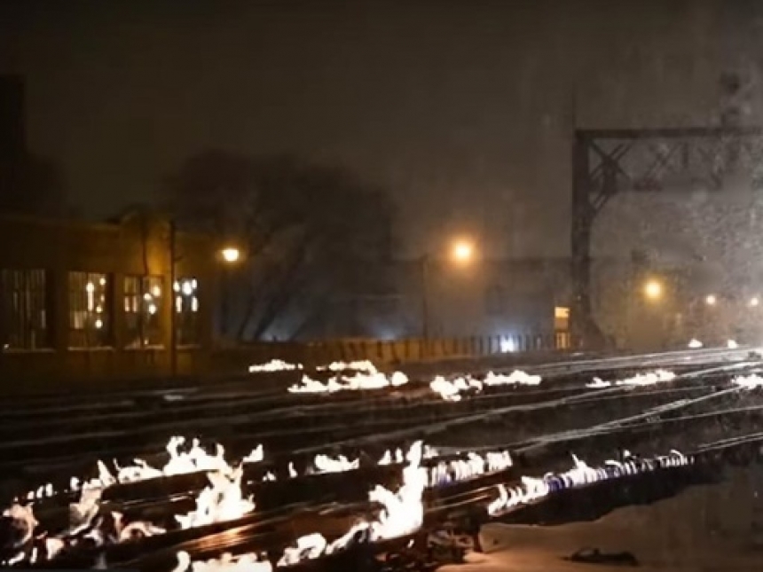 В США из-за сильных морозов железнодорожники поджигают рельсы. ВИДЕО