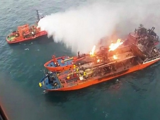 На танкерах "Маэстро" и "Канди" в Керченском проливе еще 6 очагов горения