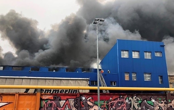 Пожар на складах в Киеве: в ГСЧС заявили об угрозе обвала