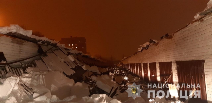 В Харькове обвалилась крыша гаражного кооператива: пострадали два человека