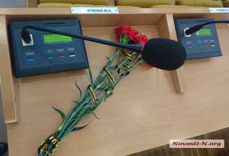 К рабочему месту покойного депутата Кравченко принесли цветы