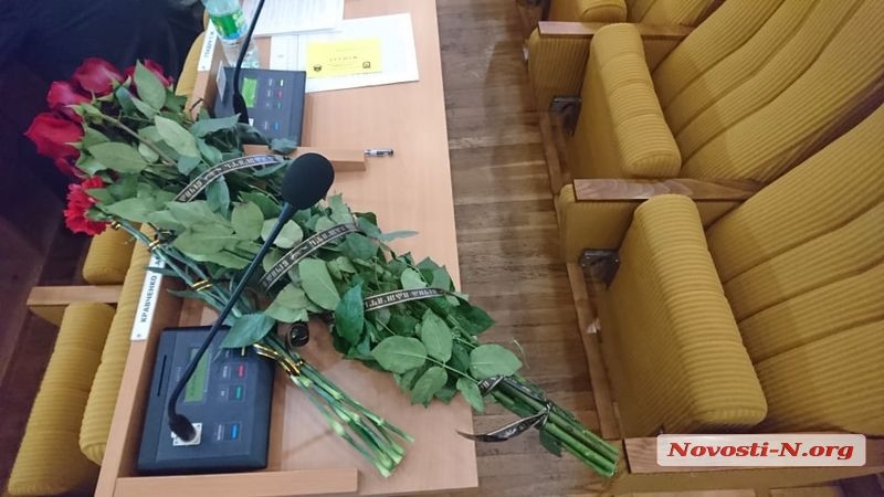 К рабочему месту покойного депутата Кравченко принесли цветы
