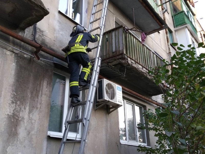Южноукраинские спасатели помогли пенсионерке, которая упала дома и ...