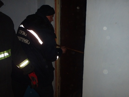 В Первомайске спасатели открыли квартиру, где закрылся двухлетний ребенок