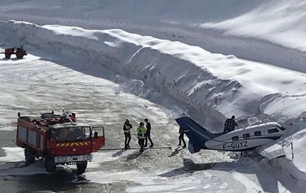 На курорте в Альпах самолет врезался в сугроб. ВИДЕО