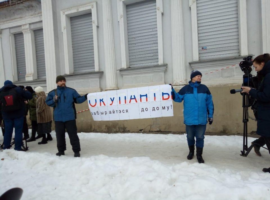В Харькове националисты забросали консульство РФ зеленкой и яйцами. ВИДЕО