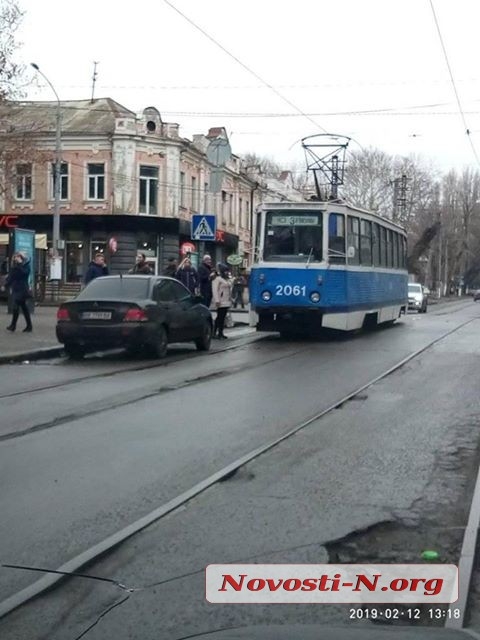 В центре Николаева припаркованный автомобиль заблокировал движение трамваев