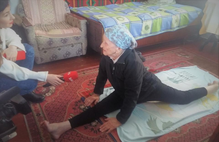 93-летняя украинка установила рекорд, выполнив шпагат