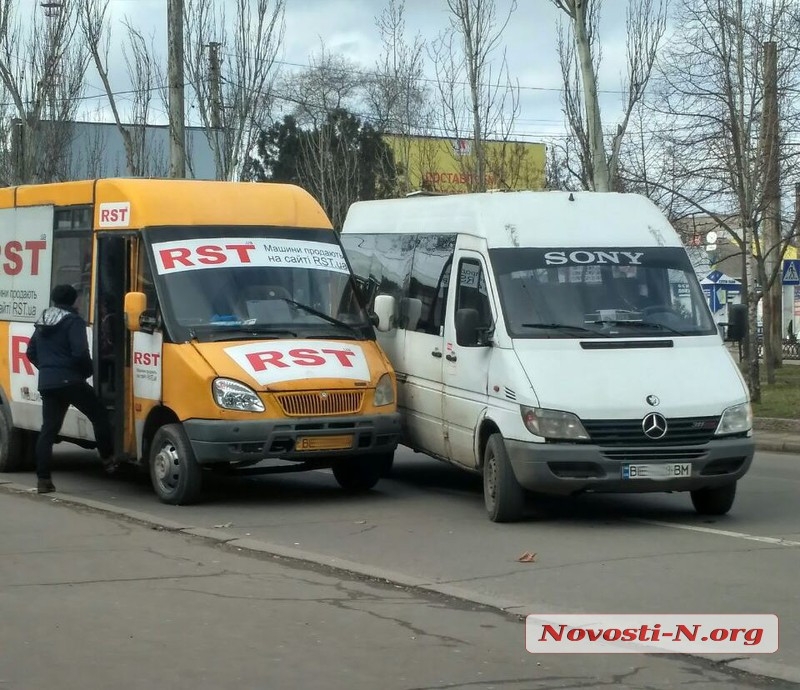 В центре Николаева на остановке столкнулись две маршрутки
