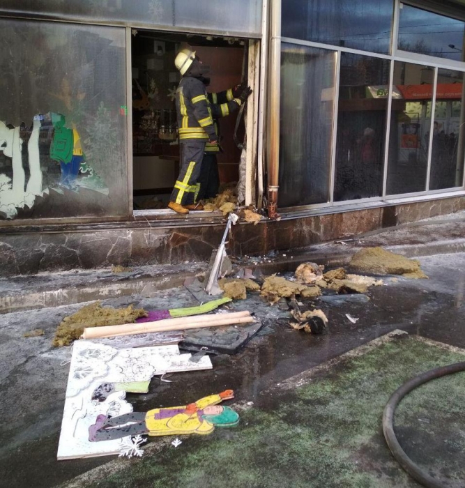 Причиной пожара в магазине Рошен на Позняках журналисты назвали поджог