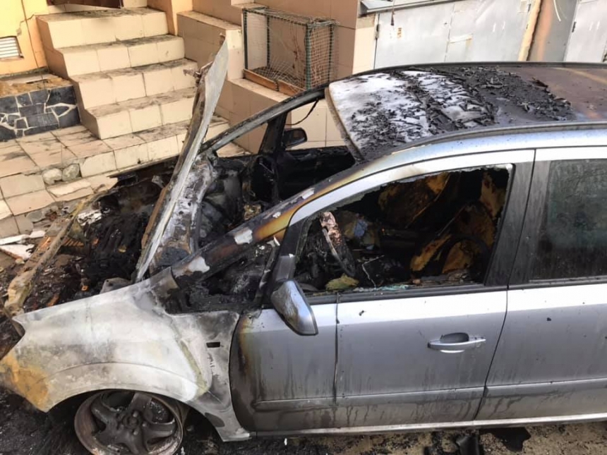 «Могло бы быть шесть трупов»: в Одессе неизвестные сожгли машину общественному деятелю