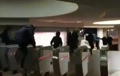В Харьковском метро подростки устроили массовое перепрыгивание турникетов. ВИДЕО