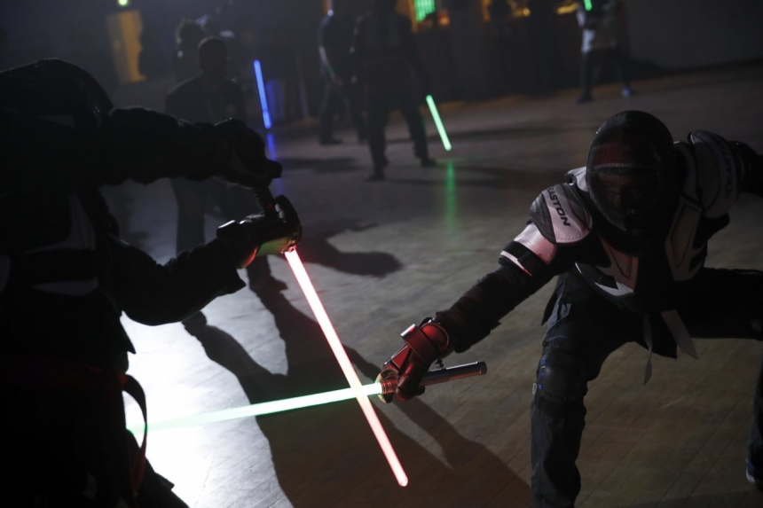 Во Франции признали новым видом спорта поединки на световых мечах из Звездных войн