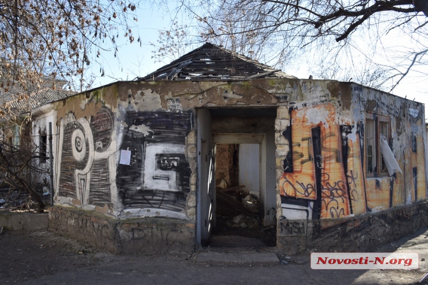 Как заброшенные дома в центре Николаева стали общественным туалетом и жильем для бездомных