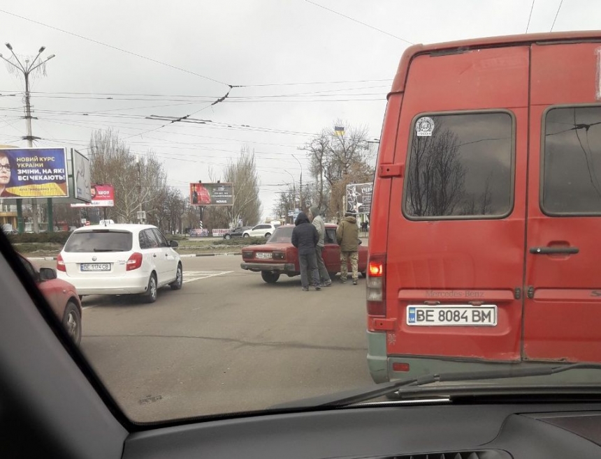 В Николаеве компания молодчиков на BMW прямо на дороге избила пассажиров «ВАЗа». ВИДЕО