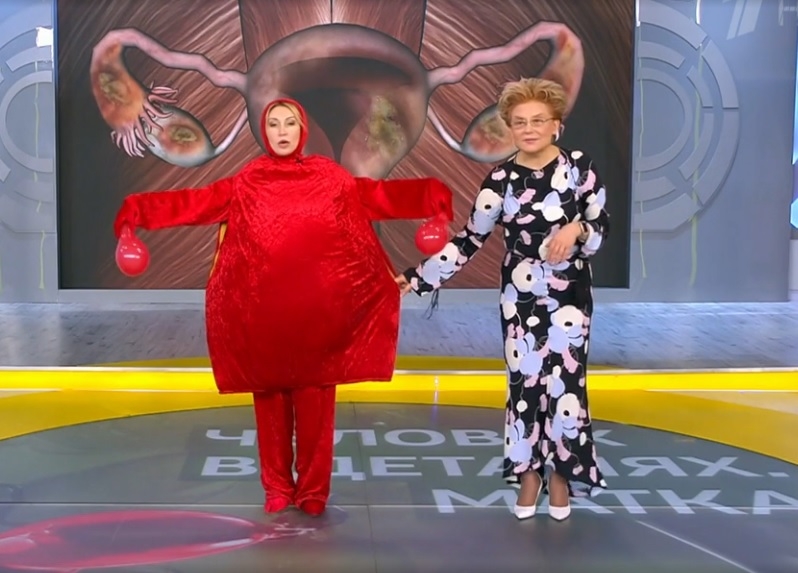 На российском ТВ показали танцующую и поющую женщину-матку. ВИДЕО