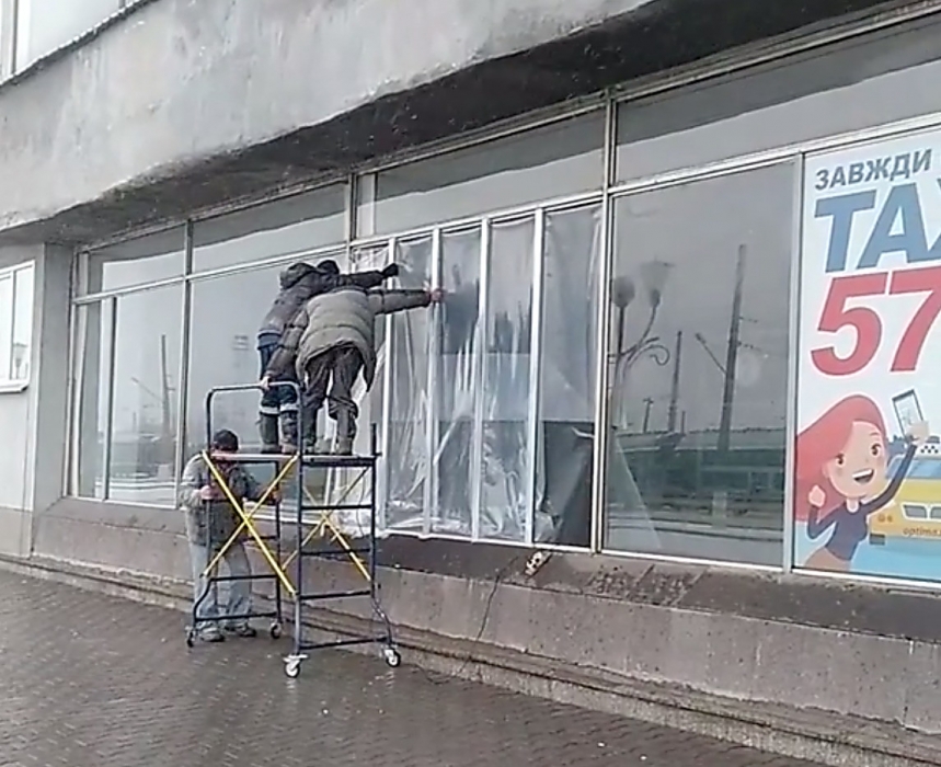 В Николаеве на ж/д вокзале «застеклили» окна полиэтиленом. ВИДЕО