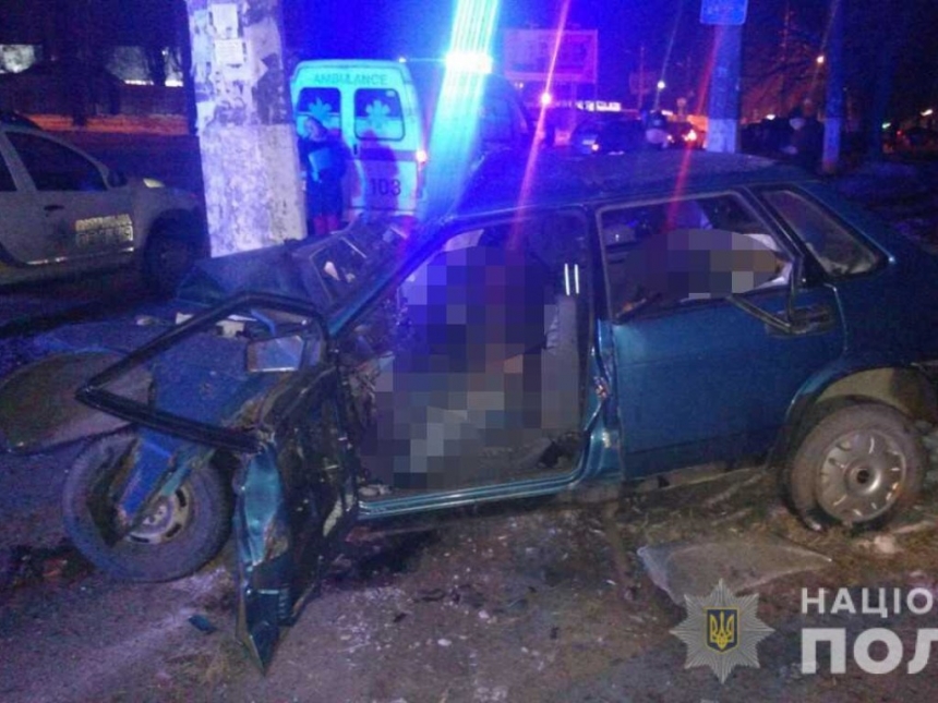 В Одессе легковушка столкнулась с электричкой, два человека погибли