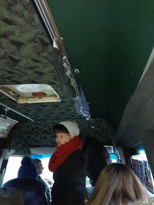 В Николаевской маршрутке водитель сушил нижнее белье прямо на поручнях. ФОТО