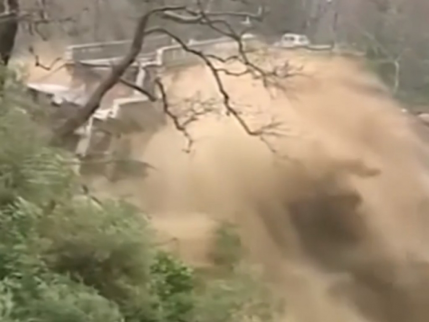 В Греции из-за наводнения рухнул старый мост. ВИДЕО