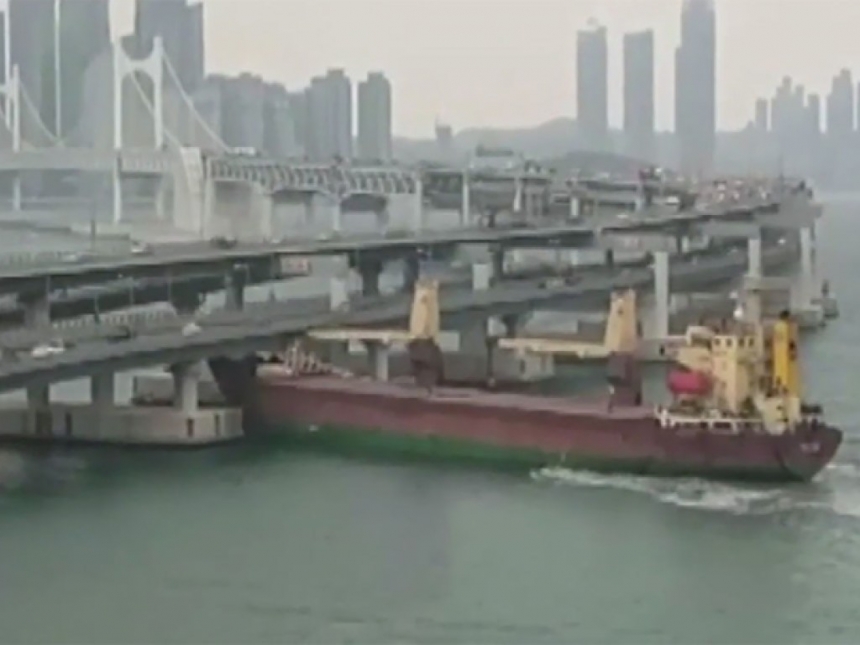 Российское судно врезалось в мост в южнокорейском городе. ВИДЕО