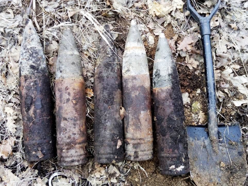 Жители Николаевщины во время поиска металлолома обнаружили артиллерийские снаряды. ФОТО