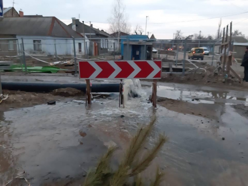 В Николаеве фонтаном хлестала канализация и затопила целую улицу