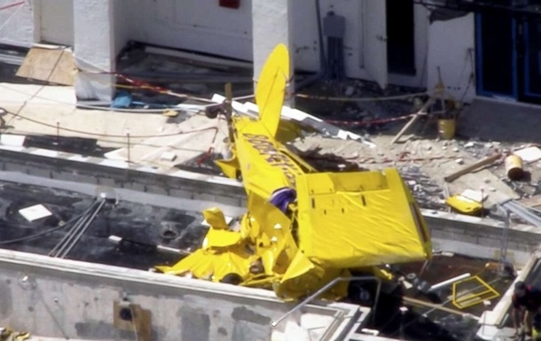 В США самолет врезался в жилой небоскреб - пилот погиб