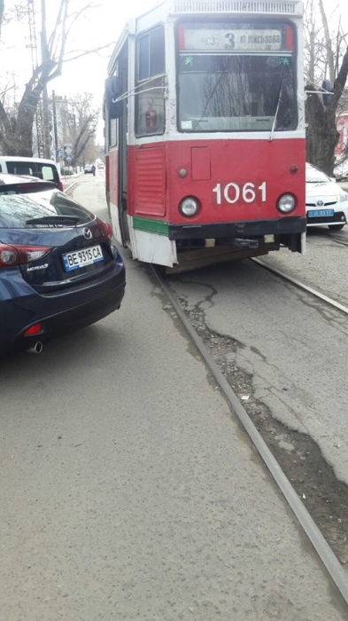 В центре Николаева припаркованная «Мазда» заблокировала движение трамваев