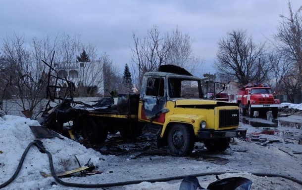 В Харькове взрыв уничтожил коммунальный автомобиль, погиб рабочий
