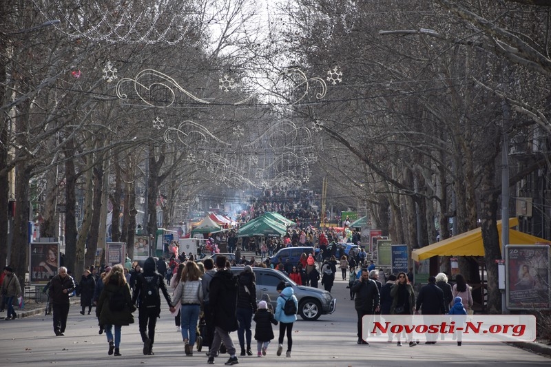 «В лучших традициях»: главная улица Николаева вновь превратилась в шашлычную и пивную 
