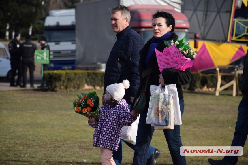 8 Марта николаевцы вышли прогуляться на главную улицу