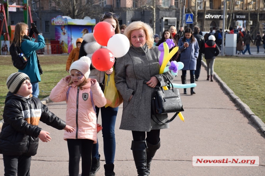 8 Марта николаевцы вышли прогуляться на главную улицу