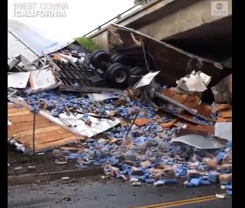 В Калифорнии перевернулся грузовик с пивом и «затопил» шоссе. ВИДЕО