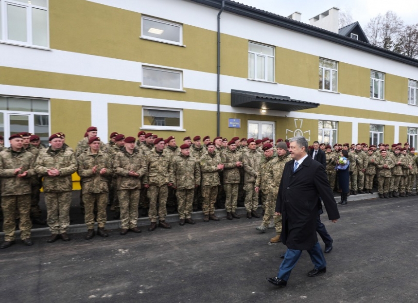 Чтобы здесь царило счастье и гордость за Украину – Президент осмотрел новое общежитие для контрактников 95-й бригады