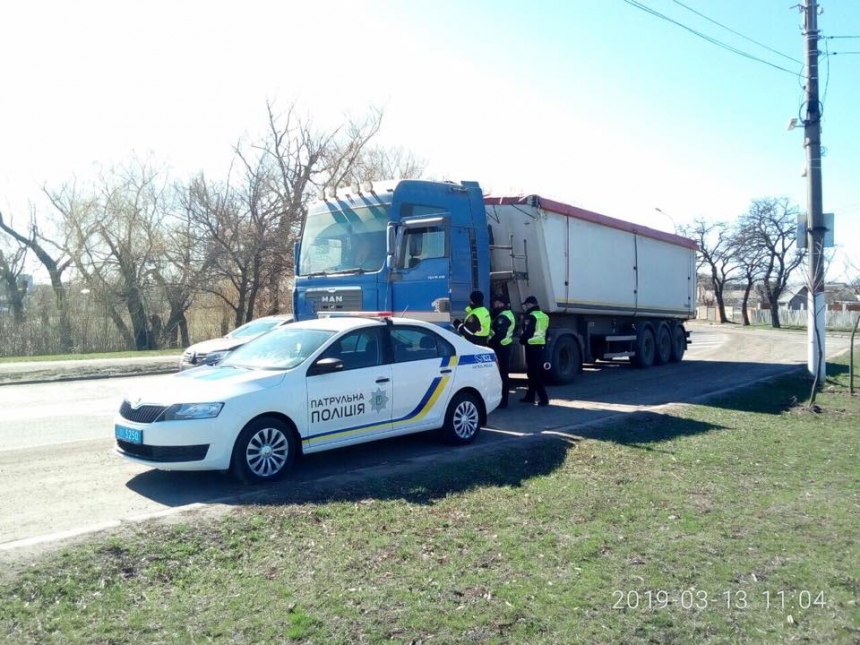 В Николаеве не пускают большегрузы на Варваровский мост: фуры отправляют в Вознесенск