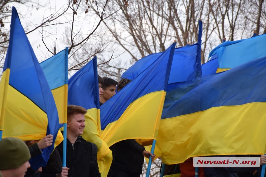 В День добровольца в Николаеве возложили цветы к «Струнам памяти»