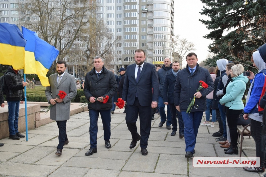 В День добровольца в Николаеве возложили цветы к «Струнам памяти»