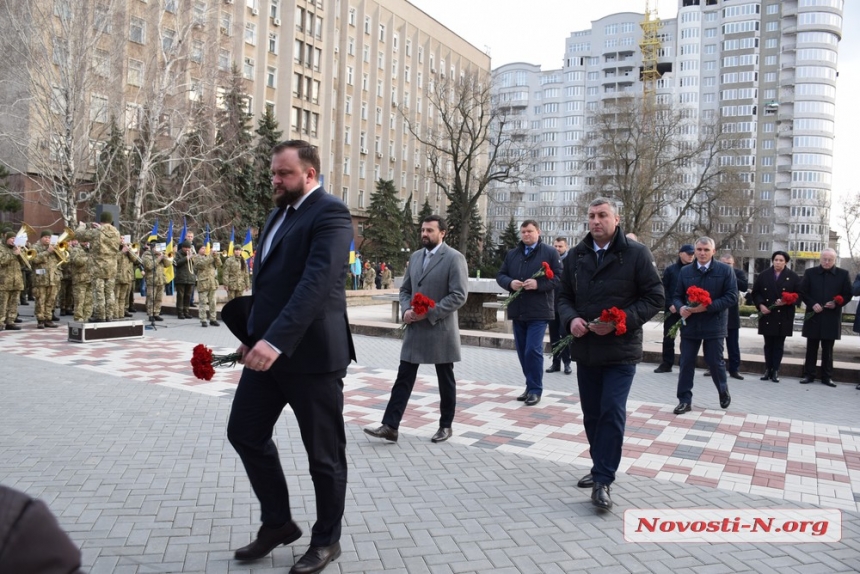 В День добровольца в Николаеве возложили цветы к «Струнам памяти»