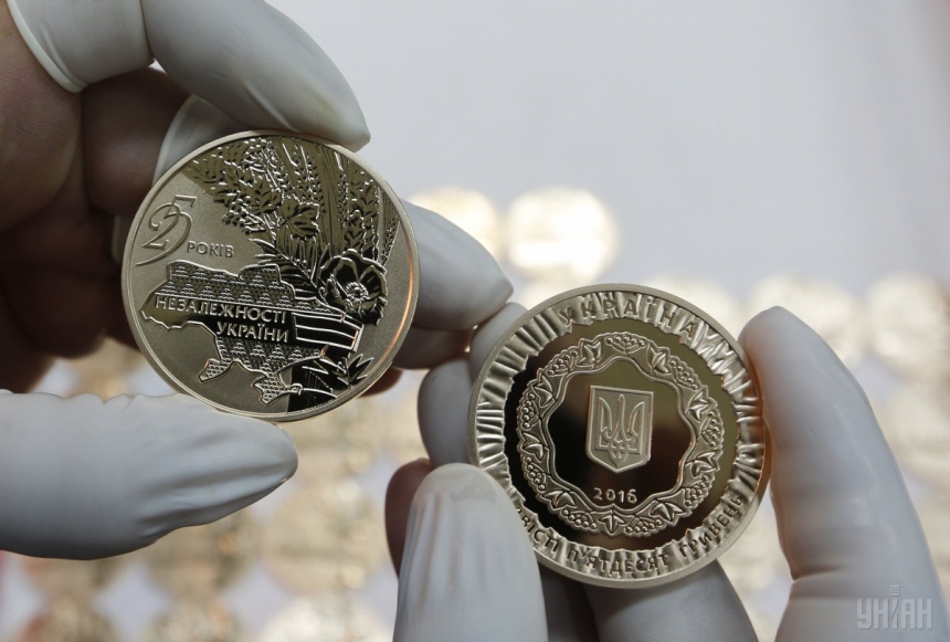 В Украине продали на аукционе 9 золотых памятных монет за 1,4 млн гривен