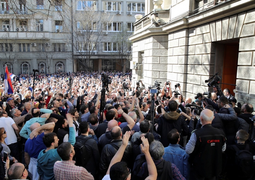 В Белграде протестующие прорвались к президентскому дворцу