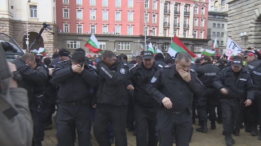 В Болгарии полицейские на митинге атаковали газом самих себя. ВИДЕО