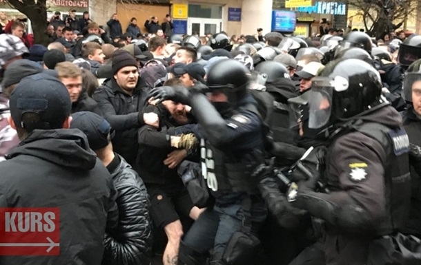 В Ивано-Франковске перед приездом Порошенко подрались Нацкорпус и полиция. Видео