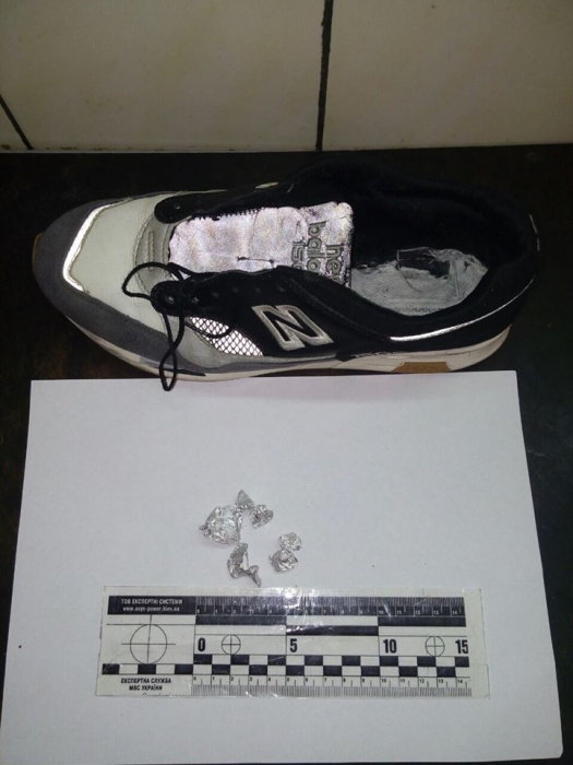 В Николаевском СИЗО женщина передала осужденному кроссовки «с сюрпризом»