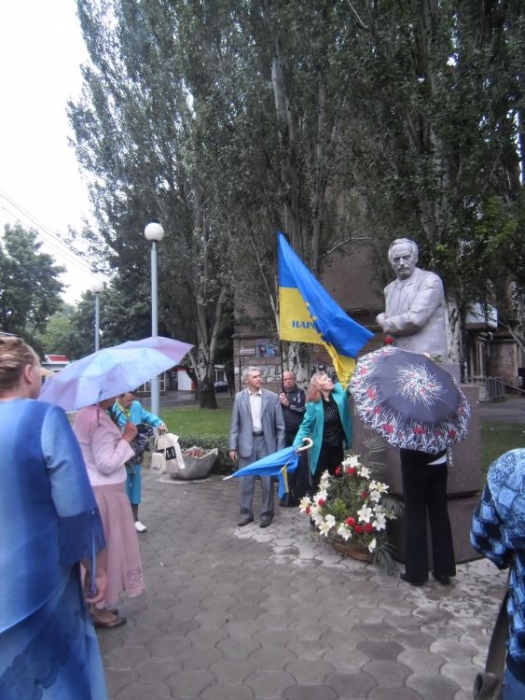 В  День Конституции в Николаеве возложили цветы к памятникам Черновола и Шевченко
