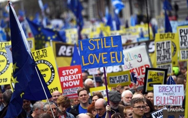 Британцы вышли на массовый марш из-за Brexit